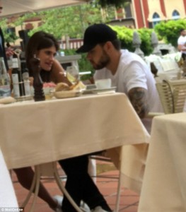 4f0a120b00000578-6053543-fine_dining_liam_payne_was_spotted_enjoying_a_cosy_lunch_with_ca-m-12_1534117578108-1-.jpg